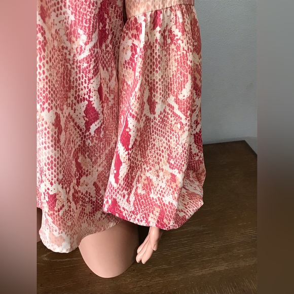 Cabi Blouse Shirt Womens Size M Long Sheer Peasant Sleeve Snakeskin Print V-Neck - Picture 11 of 16